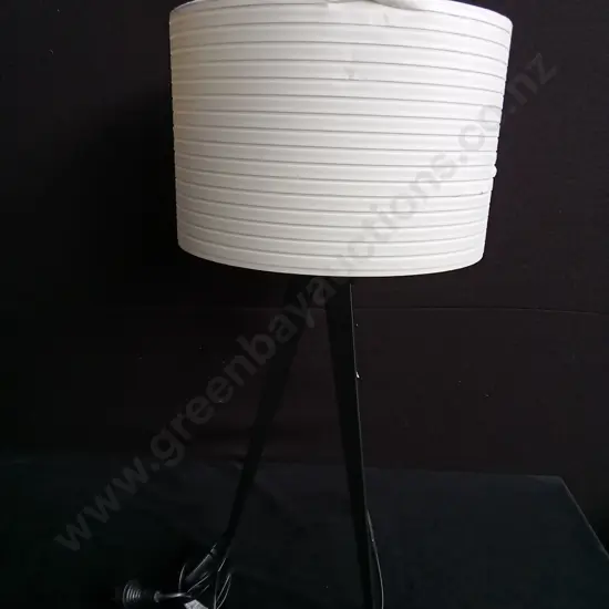 TRIPOD BASED TABLE LAMP INCLUDING LIGHTBULB