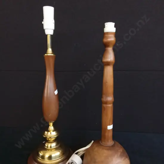 2 VINTAGE TABLE LAMPS 1 WORKING H54CM