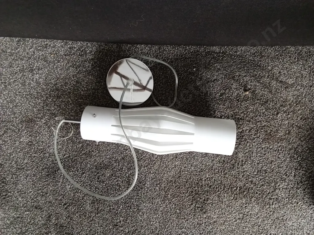 WHITE RIBBED CEILING LAMP WITH LIGHTBULB Image 1++