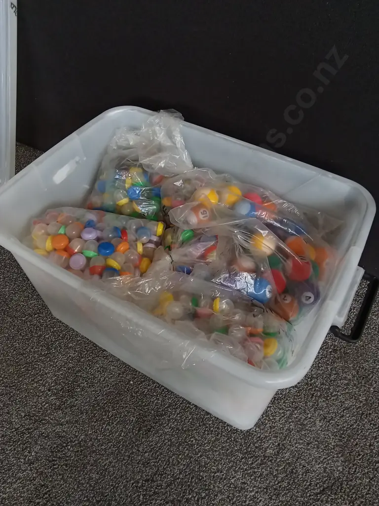 BOX OF VENDING MACHINE STOCK, MIX OF EMPTY AND FULL CAPSULES AND BOUNCY BALLS Image 1++