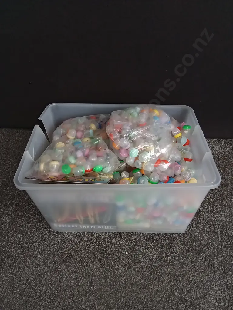 BOX OF VENDING MACHINE STOCK, MIX OF EMPTY AND FULL CAPSULES Image 1++
