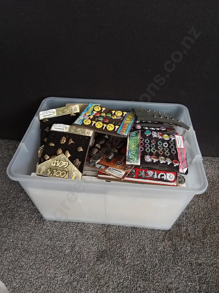 BOX OF VENDING MACHINE STOCK, MIX OF COSTUME JEWELLERY Image 1++