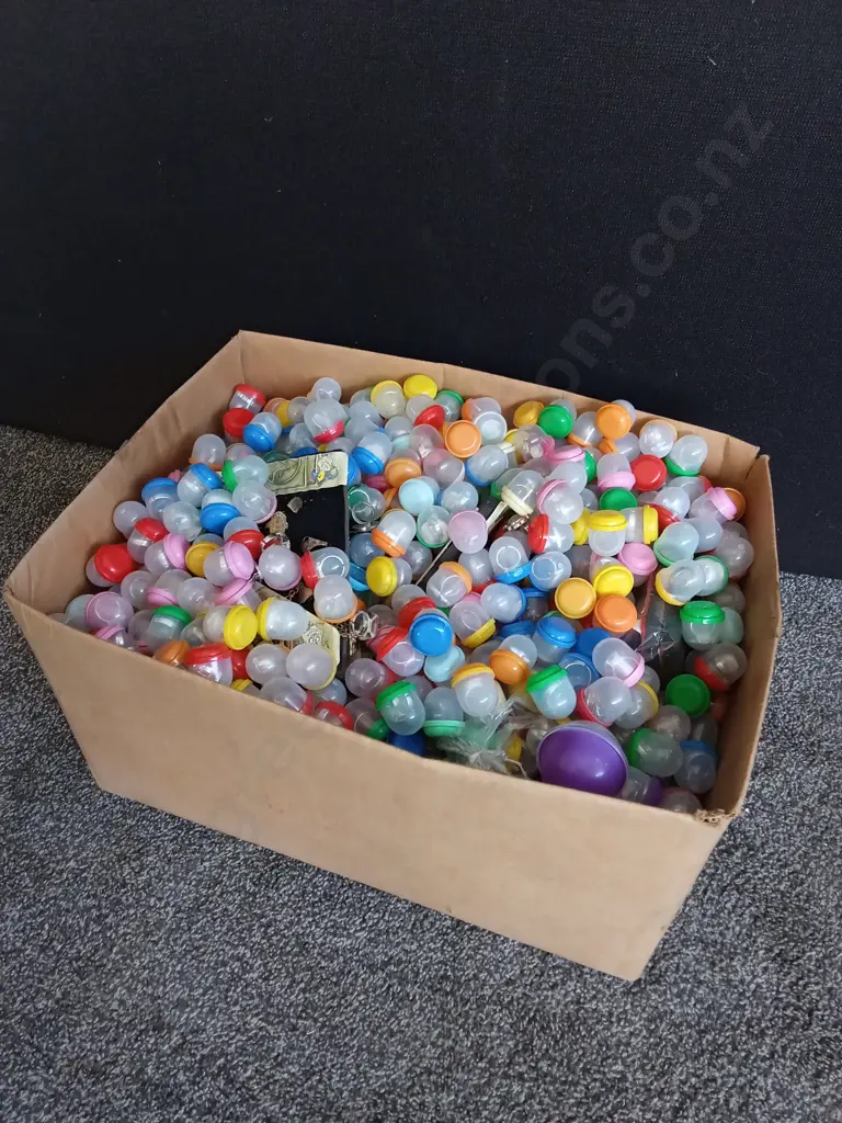 BOX OF VENDING MACHINE STOCK, MIX OF EMPTY AND FULL CAPSULES Image 1++