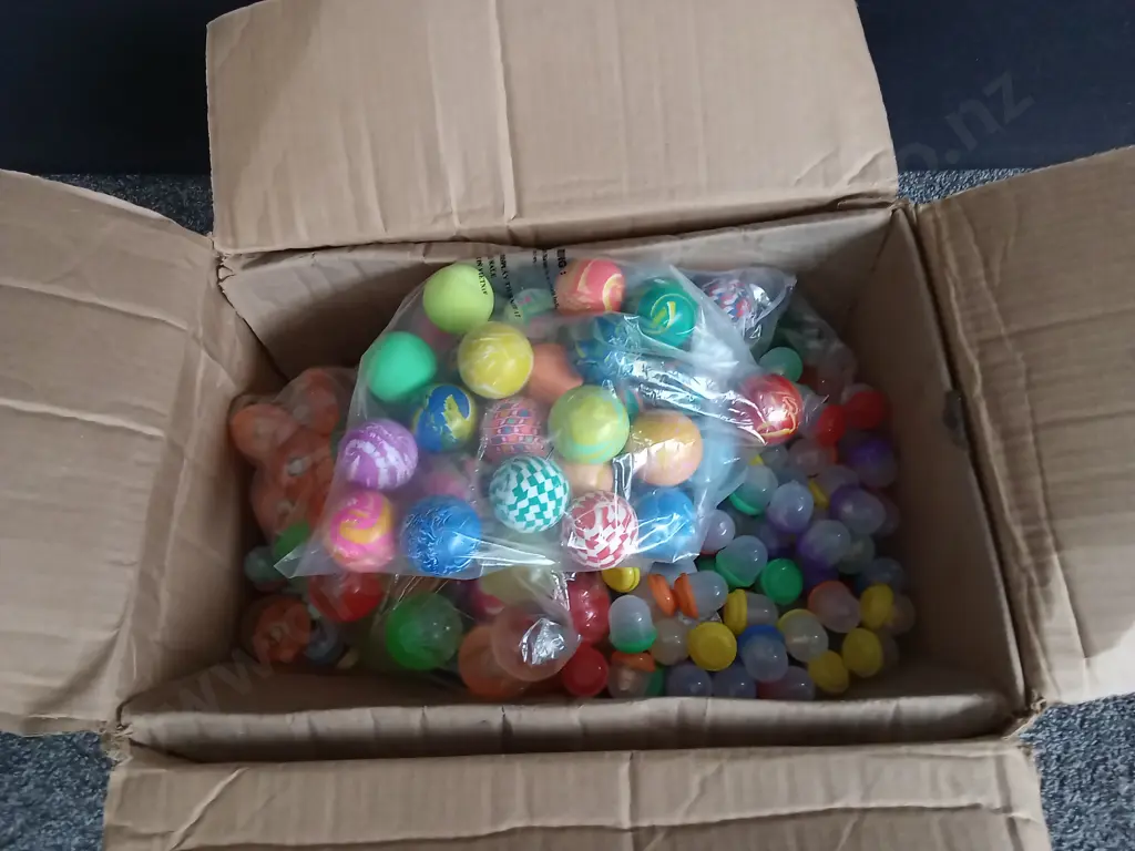 BOX OF VENDING MACHINE STOCK, MIX OF EMPTY AND FULL CAPSULES AND BOUNCY BALLS Image 1++