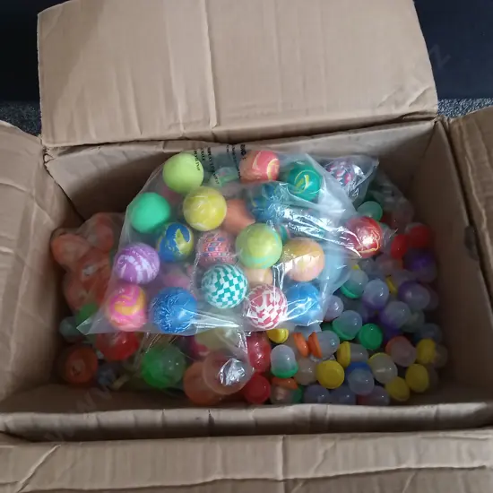 BOX OF VENDING MACHINE STOCK, MIX OF EMPTY AND FULL CAPSULES AND BOUNCY BALLS