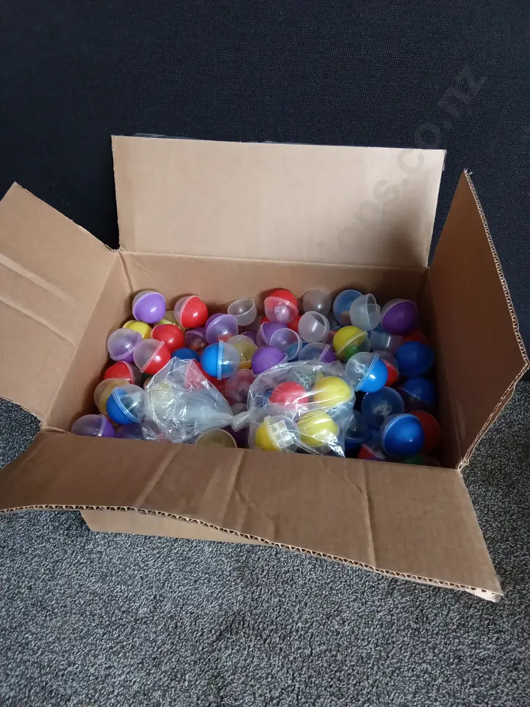 BOX OF VENDING MACHINE STOCK, MIX OF EMPTY AND FULL CAPSULES Image 1++