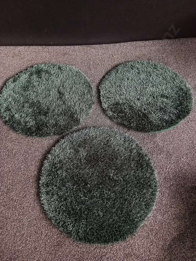 9 SHAGGY CIRCULAR RUGS, CREAM, RED AND GREEN, 64 CM DIAMETER EACH Image 1++