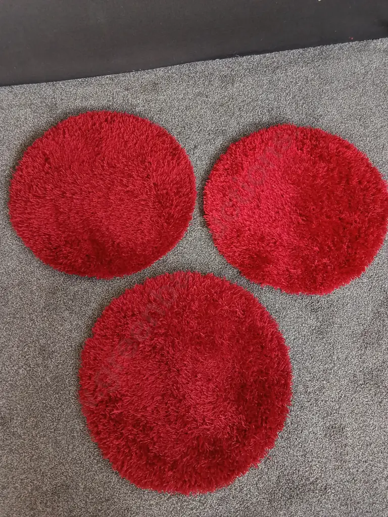 9 SHAGGY CIRCULAR RUGS, CREAM, RED AND GREEN, 64 CM DIAMETER EACH Image 1++