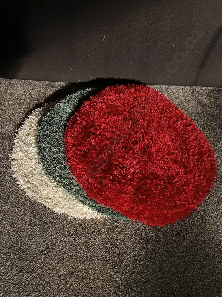 9 SHAGGY CIRCULAR RUGS, CREAM, RED AND GREEN, 64 CM DIAMETER EACH Image 1++