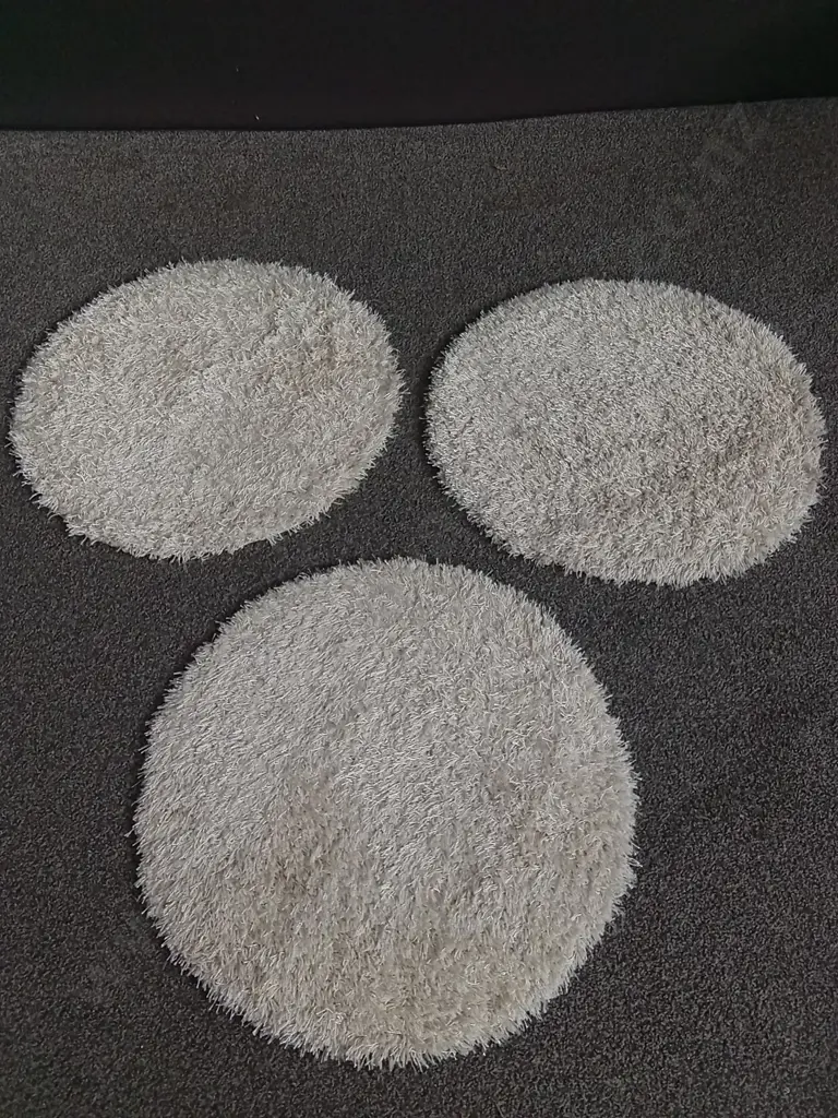 9 SHAGGY CIRCULAR RUGS, CREAM, RED AND GREEN, 64 CM DIAMETER EACH Image 1++