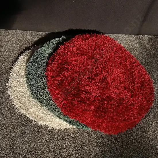 9 SHAGGY CIRCULAR RUGS, CREAM, RED AND GREEN, 64 CM DIAMETER EACH