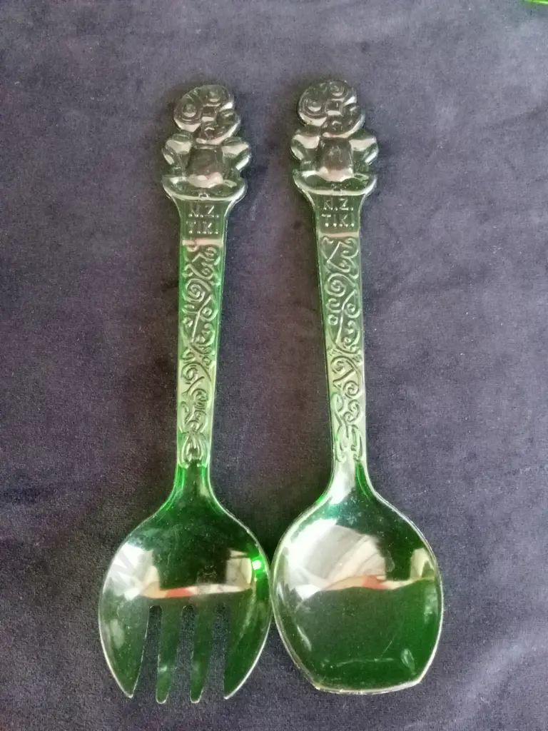 5 GREEN DECORATIVE ITEMS Image 1++