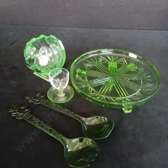 5 GREEN DECORATIVE ITEMS