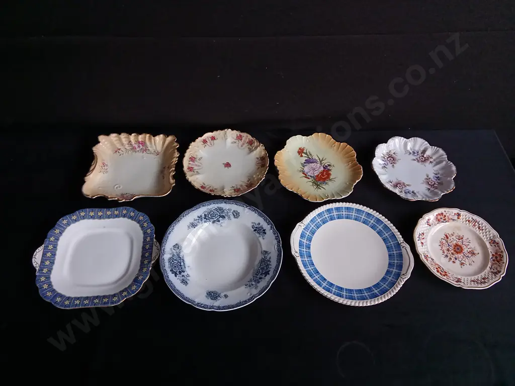 COLLECTION OF VINTAGE PLATES, 8 PIECES, WIDEST DIA 26 CM Image 1++