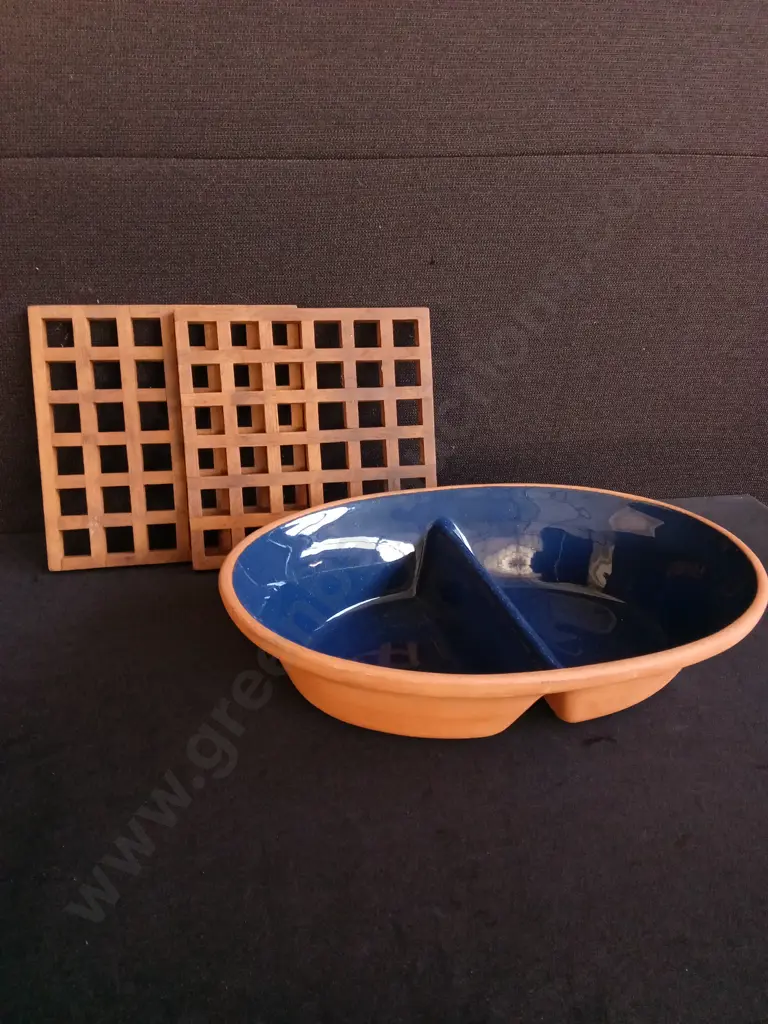 PAIR OF TEAK WOOD TRIVETS AND TERRACOTTA DIVIDED DISH, LARGEST W 33 CM Image 1++