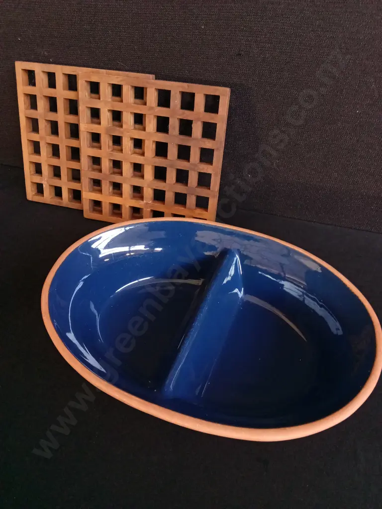 PAIR OF TEAK WOOD TRIVETS AND TERRACOTTA DIVIDED DISH, LARGEST W 33 CM Image 1++