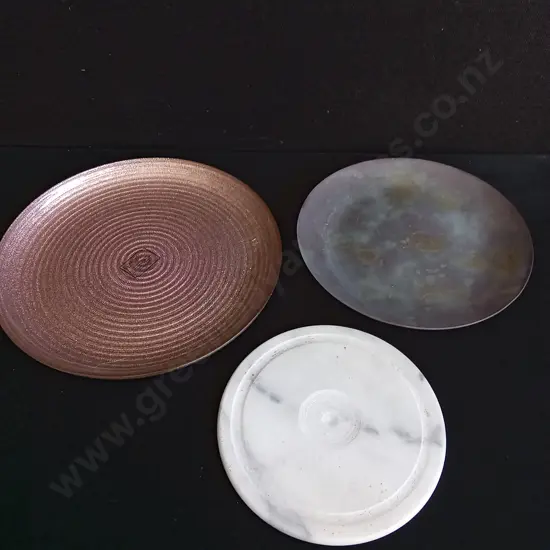 3 SERVING PLATES, LARGEST DIA 32 CM