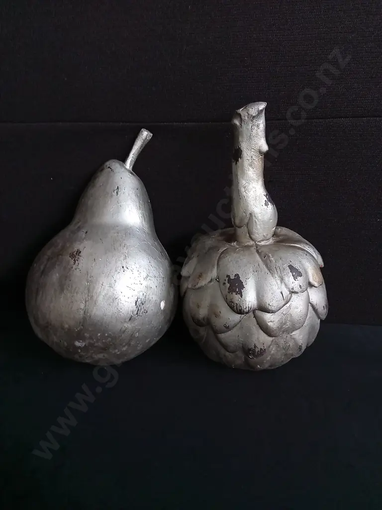 PAIR OF SCULPTURAL METAL FRUIT DECOR, TALLEST H 35 CM Image 1++