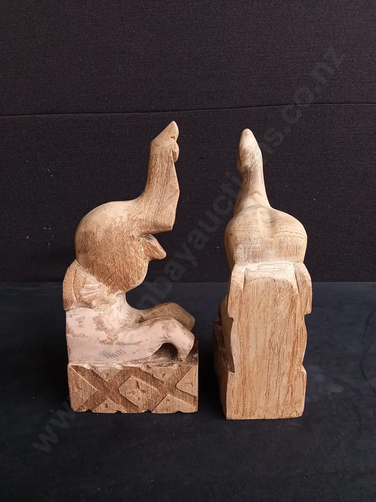 2 WOODEN ELEPHANT SCULPTURES H24CM Image 1++