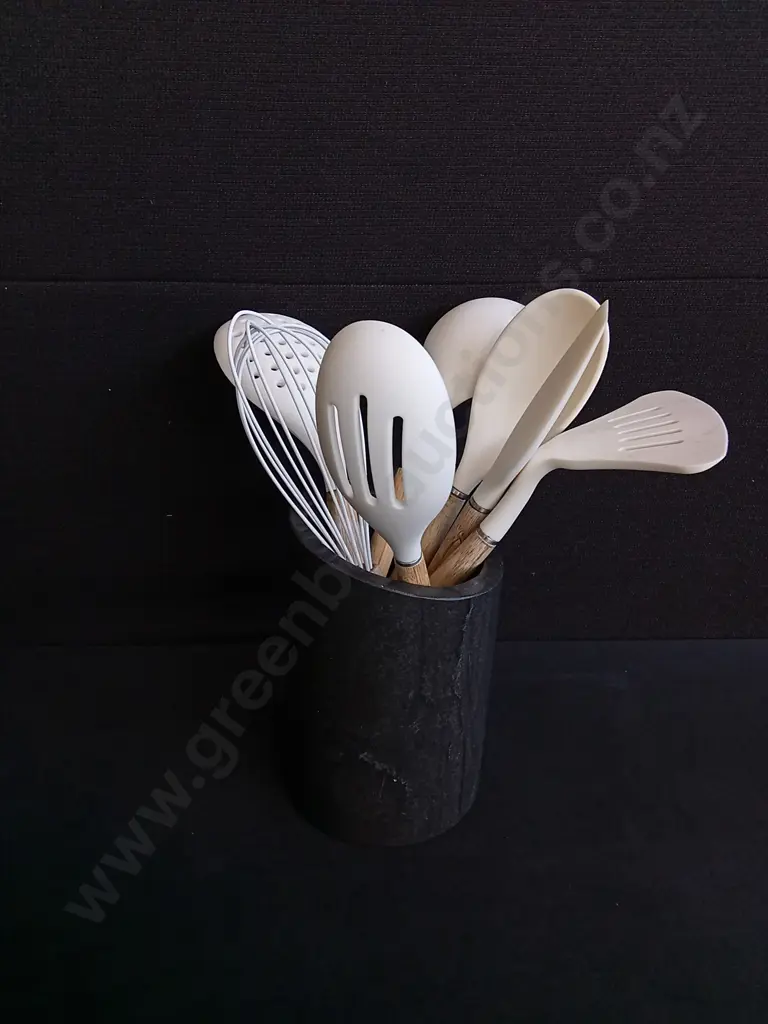 BEIGE SILICONE KITCHEN UTENSIL SET IN GREY STONE HOLDER Image 1++