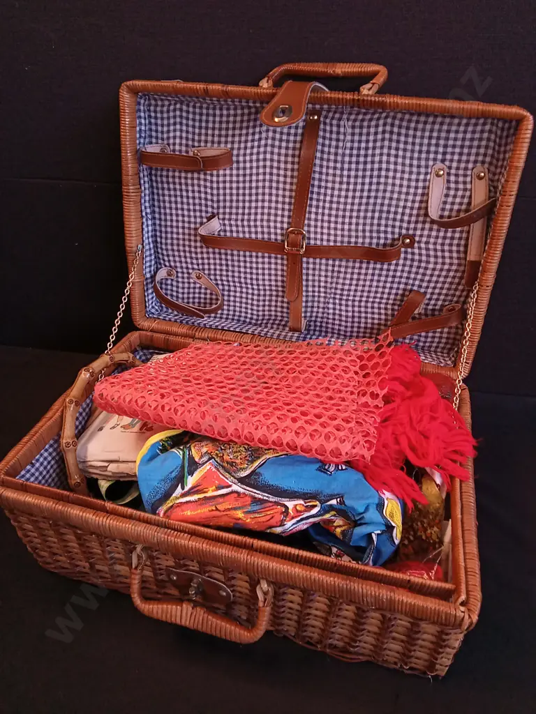 VINTAGE PICNIC BASKET, INCLUDING CONTENTS, W 46 CM X H 21 CM Image 1++