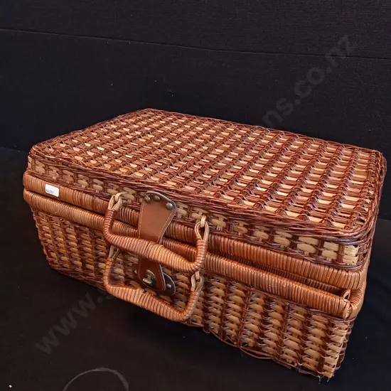VINTAGE PICNIC BASKET, INCLUDING CONTENTS, W 46 CM X H 21 CM