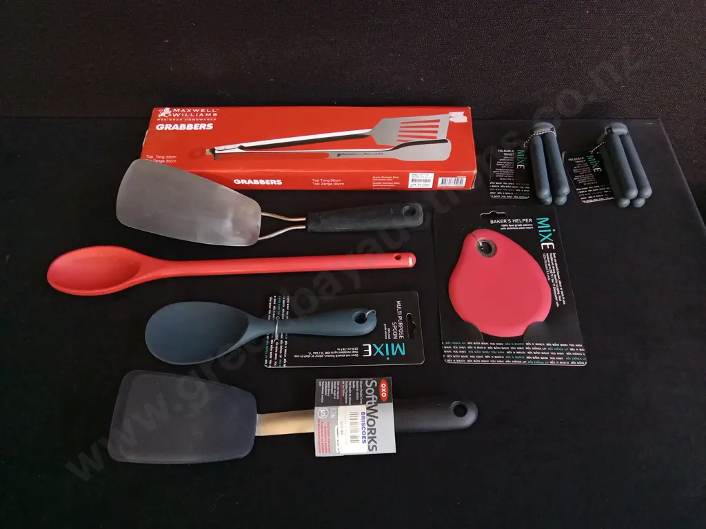 MIX OF SILICONE AND STAINLESS STEEL KITCHEN UTENSILS Image 1++
