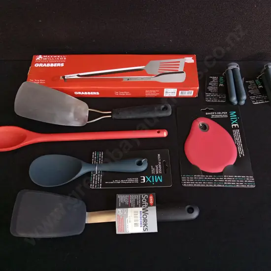 MIX OF SILICONE AND STAINLESS STEEL KITCHEN UTENSILS