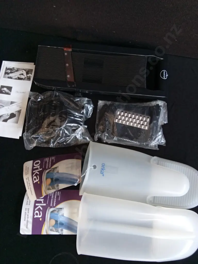 BRAND NEW MASTRAD MANDOLINE SLICER AND PAIR OF SILICONE OVEN MITS Image 1++