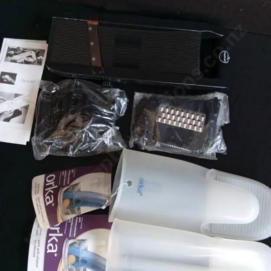 BRAND NEW MASTRAD MANDOLINE SLICER AND PAIR OF SILICONE OVEN MITS