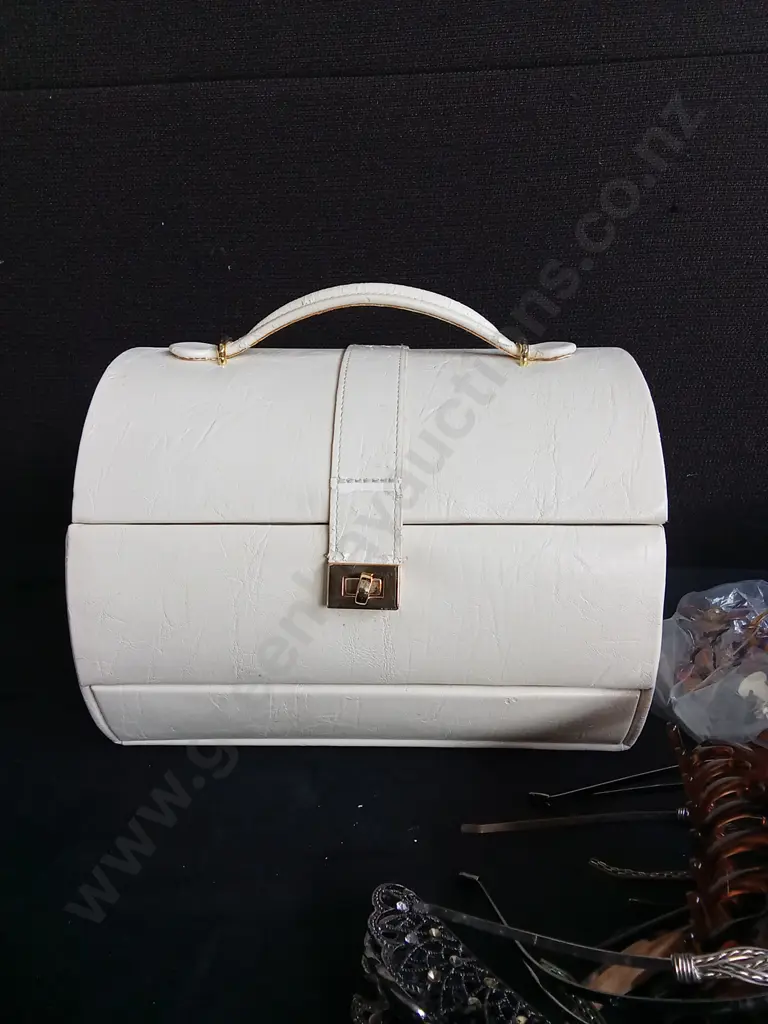 JEWELLERY BOX INCLUDING CONTENTS AND MIX OF ACCESSORIES Image 1++