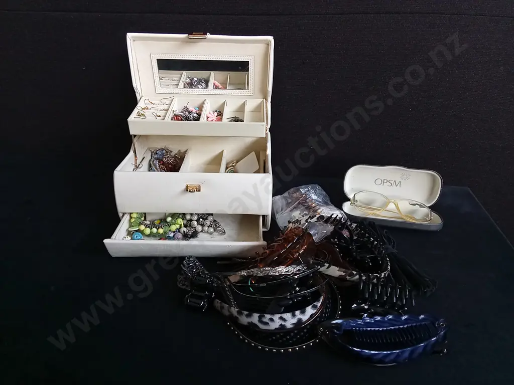 JEWELLERY BOX INCLUDING CONTENTS AND MIX OF ACCESSORIES Image 1++