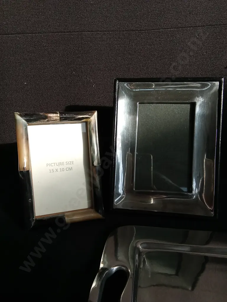 2 PICTURE FRAMES AND ALUMINIUM SERVING TRAY, TRAY W 35 CM Image 1++