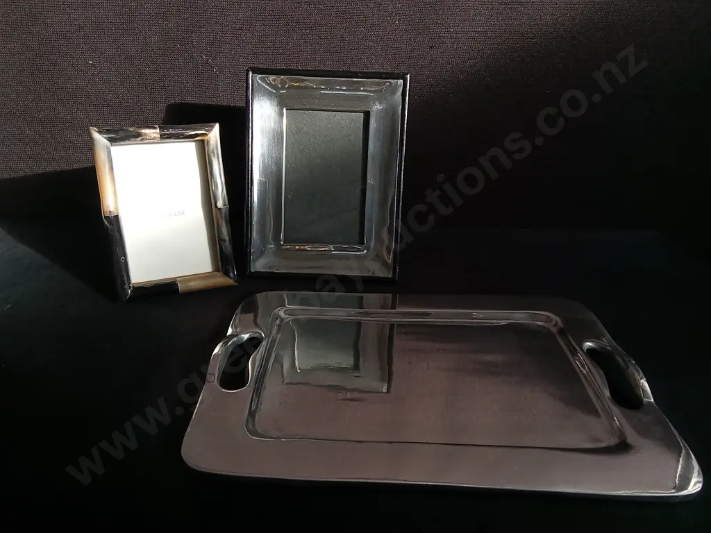 2 PICTURE FRAMES AND ALUMINIUM SERVING TRAY, TRAY W 35 CM Image 1++