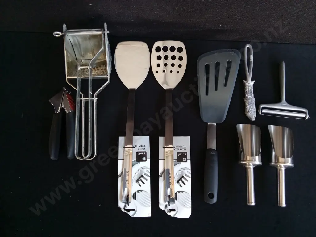 MIX OF KITCHEN TOOLS AND UTENSILS Image 1++