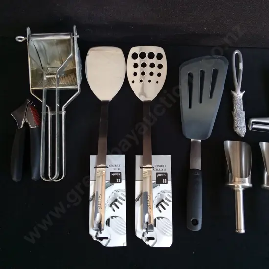 MIX OF KITCHEN TOOLS AND UTENSILS