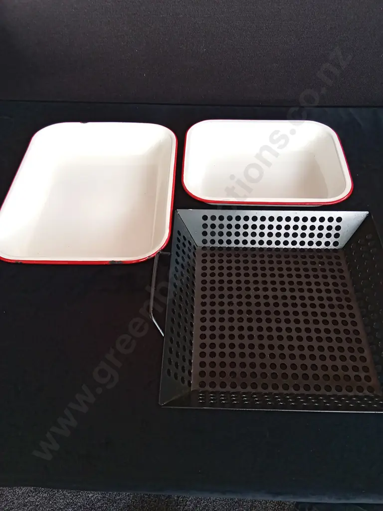 2 ENAMEL COATED OVEN DISHES AND A BBQ TRAY Image 1++