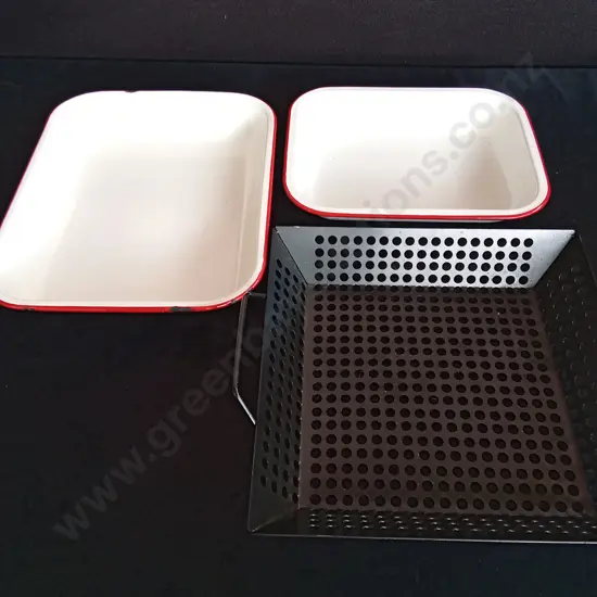 2 ENAMEL COATED OVEN DISHES AND A BBQ TRAY