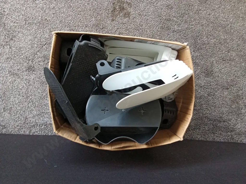 BOX OF SHOE SLOTZ WITH ADDITIONAL PLASTIC PARTS Image 1++
