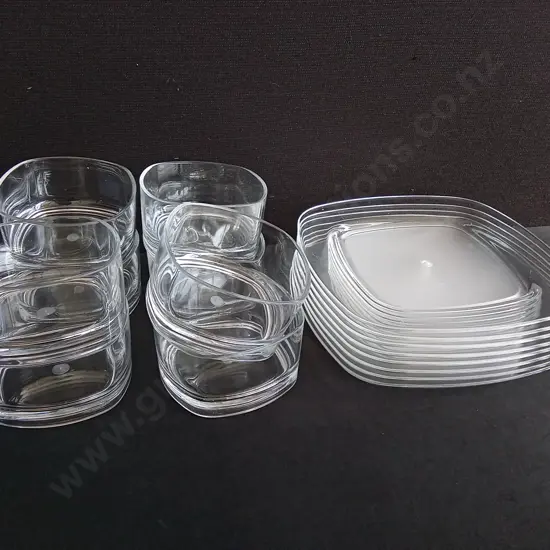 SET OF 8 PLASTIC BOWLS AND 8 PLASTIC PLATES, WIDEST W 25 CM