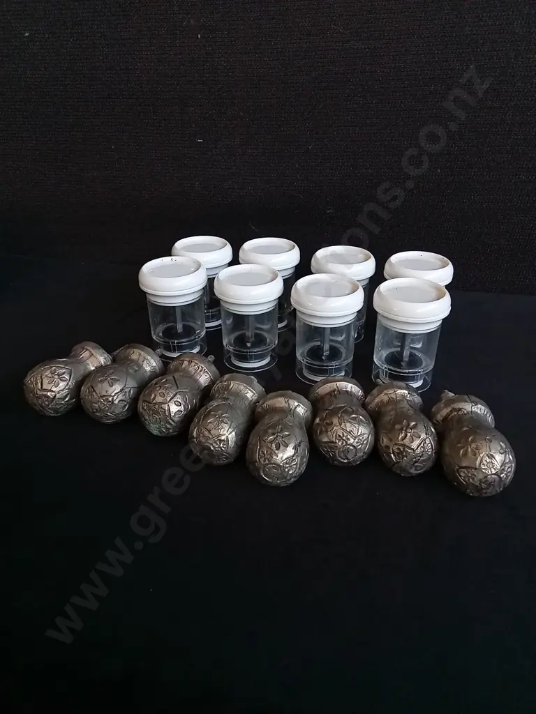 8 SMALL PLASTIC CONTAINERS AND 8 FURNITURE DRAWER KNOBS Image 1++