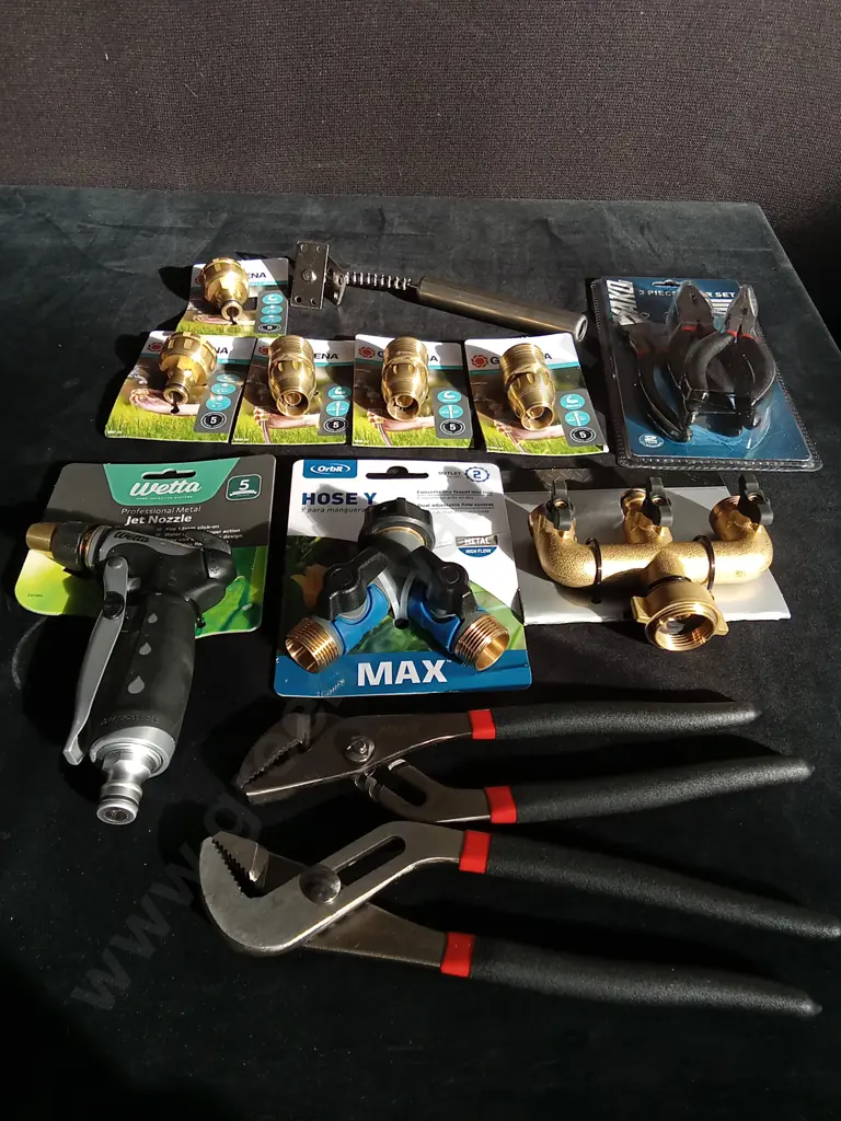 COLLECTION OF GARDEN TOOLS Image 1++