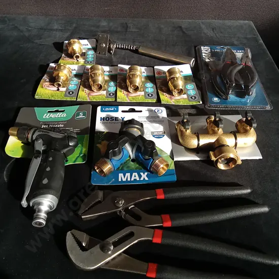 COLLECTION OF GARDEN TOOLS