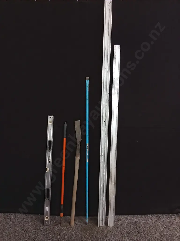 MIX OF TOOLS AND MATERIAL, HIGHEST IS 240CM Image 1++