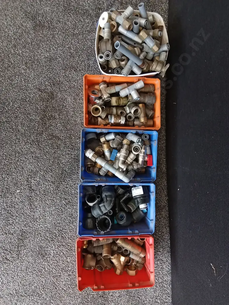 COLLECTION OF VARIOUS PLUMBING PARTS Image 1++