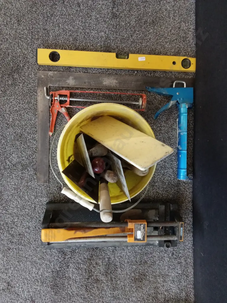 COLLECTION OF MASONRY AND TILING TOOLS Image 1++