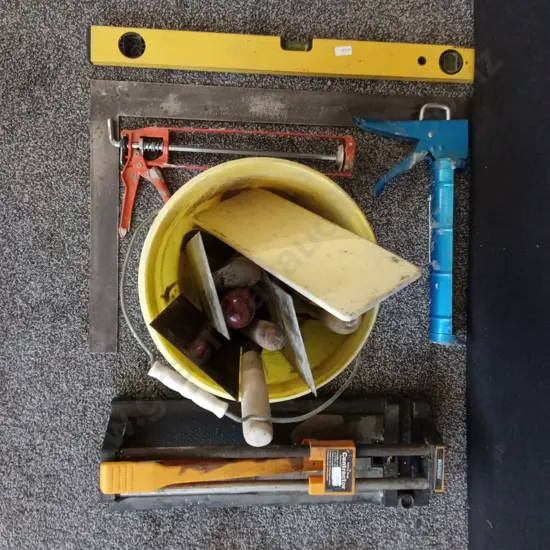 COLLECTION OF MASONRY AND TILING TOOLS