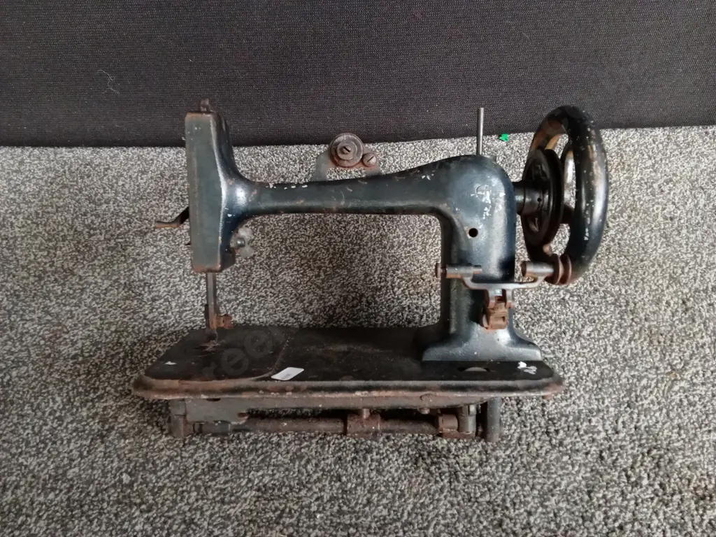 VINTAGE CAST IRON SEWING MACHINE HEAD Image 1++