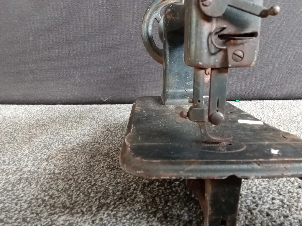 VINTAGE CAST IRON SEWING MACHINE HEAD Image 1++