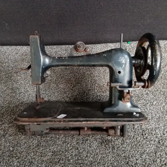 VINTAGE CAST IRON SEWING MACHINE HEAD